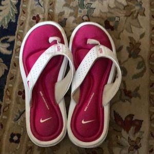 Women’s Nike flip-flops!